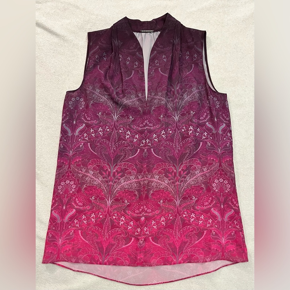 Elie Tahari top sized XS stunning pattern and perfect silhouette